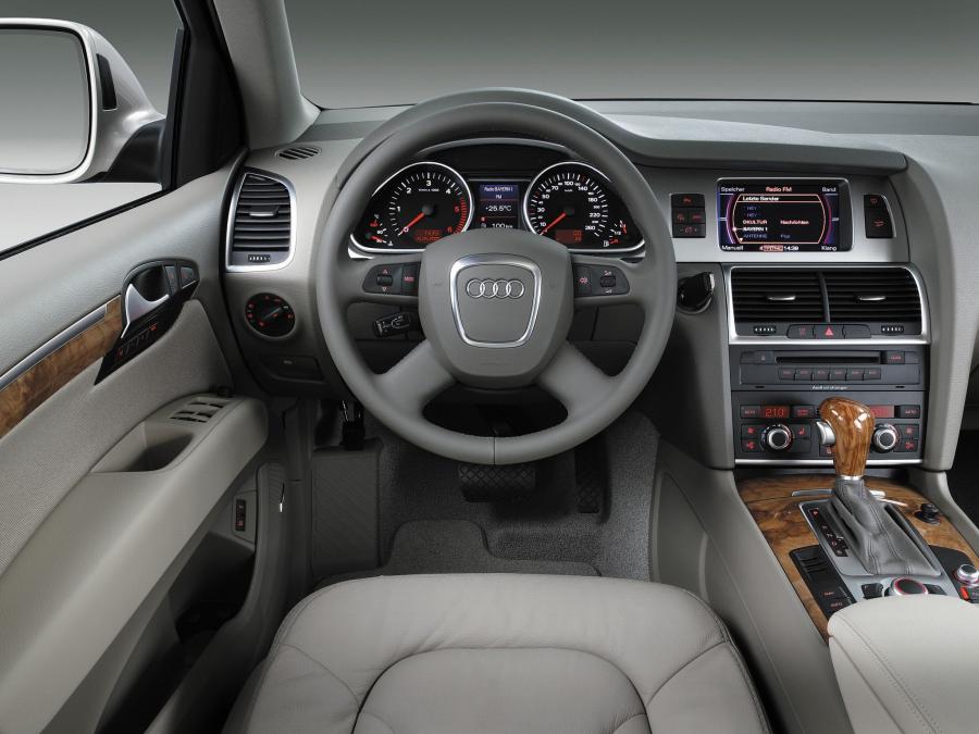 Торпедо Audi Q7 3.0 TDI Quattro (4L) 2005 года  (фото 26 из 29)